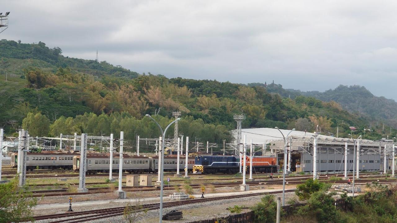 The Railroad Runs Hotel Taitung Bagian luar foto