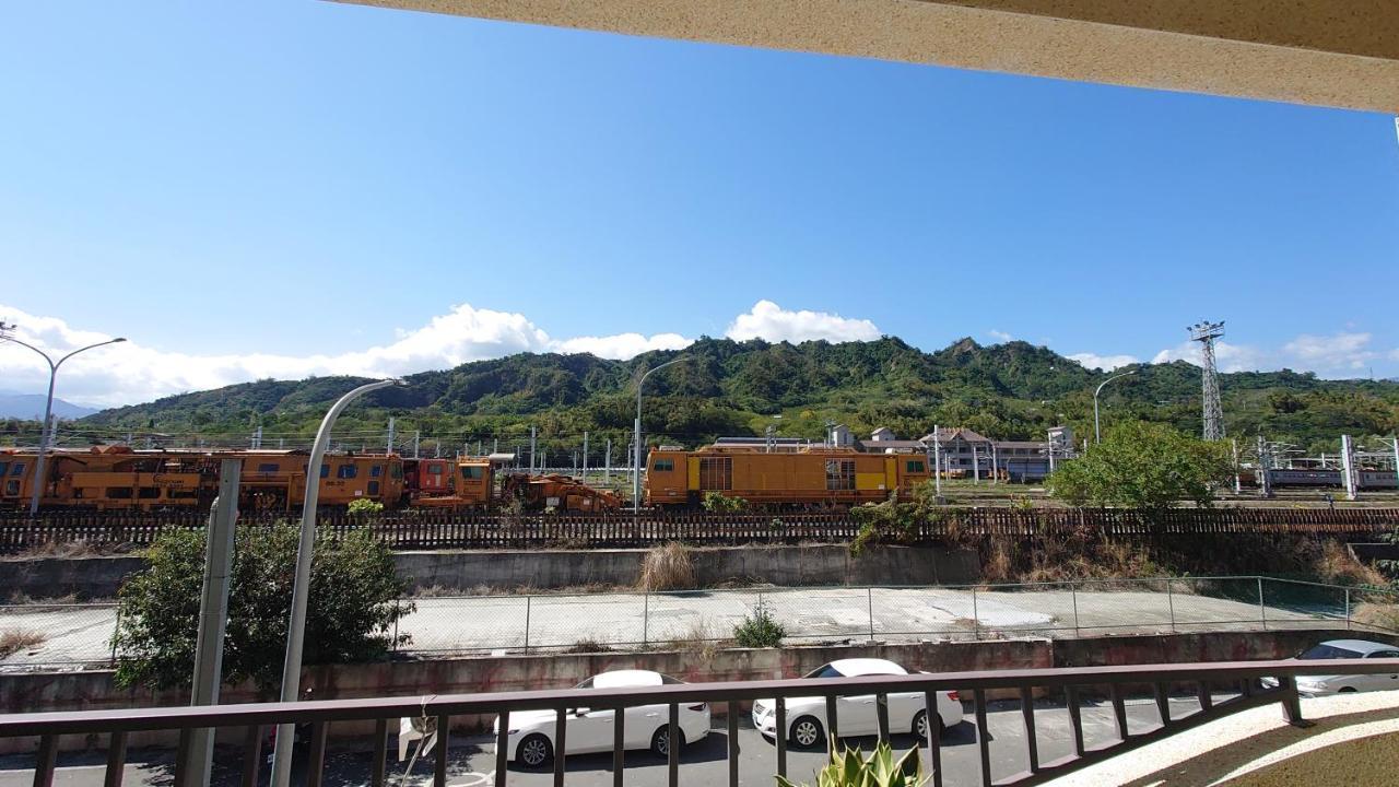 The Railroad Runs Hotel Taitung Bagian luar foto