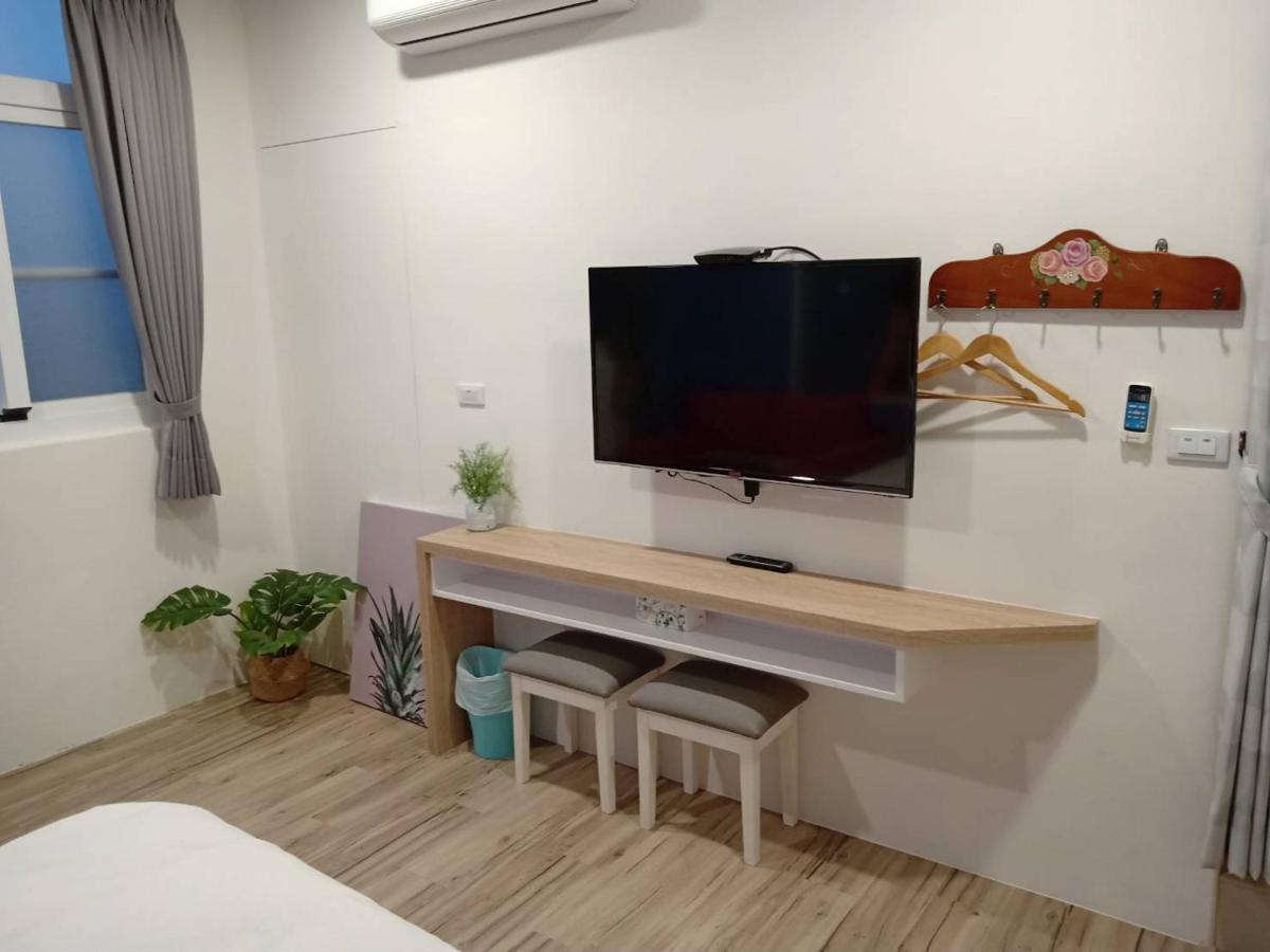 The Railroad Runs Hotel Taitung Bagian luar foto