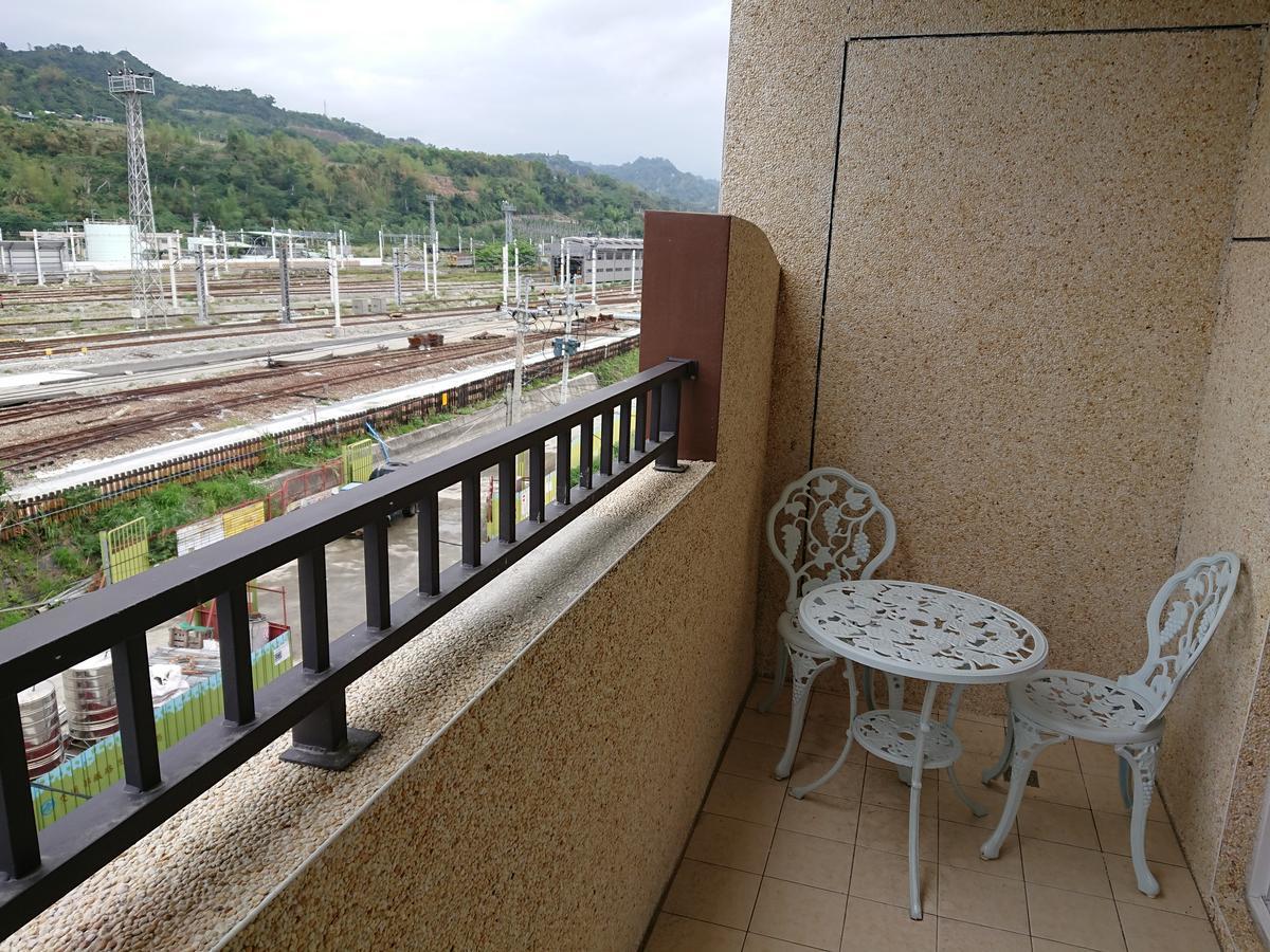 The Railroad Runs Hotel Taitung Bagian luar foto